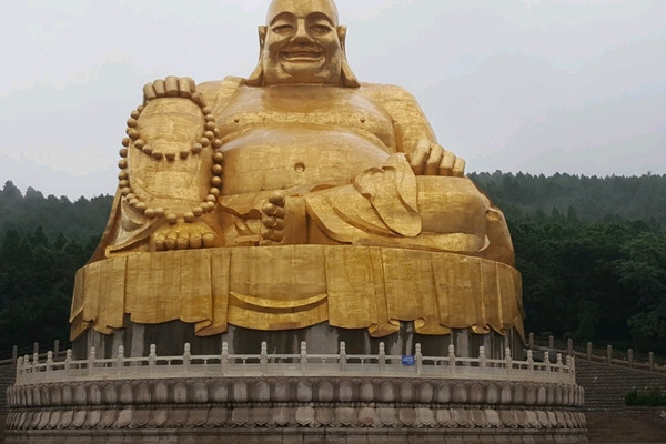 A scenic view of Thousand Buddha Mountain