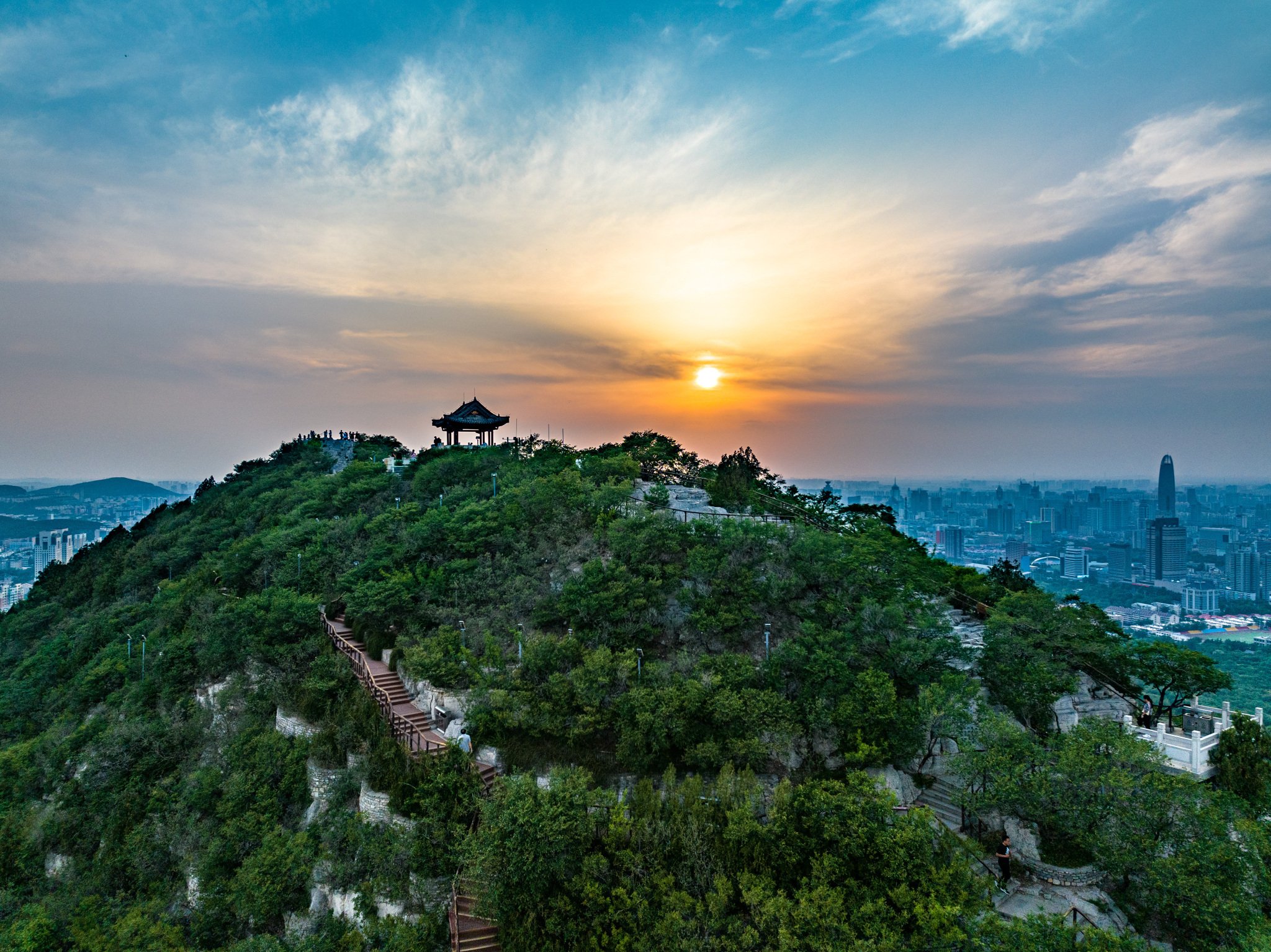 A scenic view of Thousand Buddha Mountain
