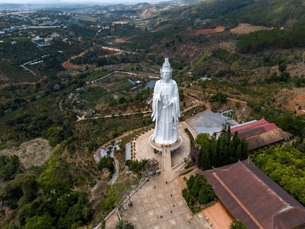 A scenic view of Thousand Buddha Mountain