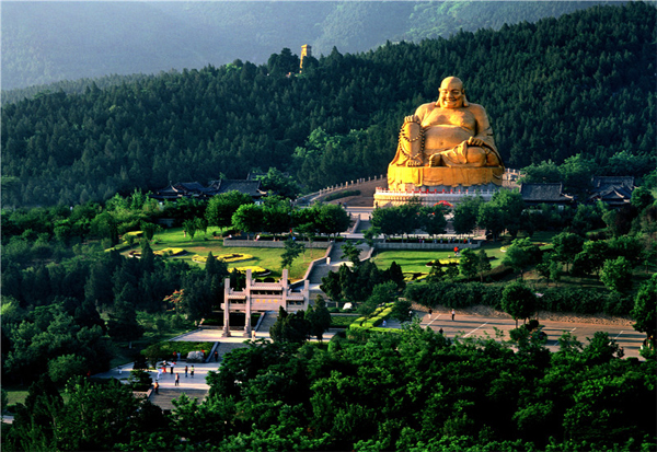 A scenic view of Thousand Buddha Mountain