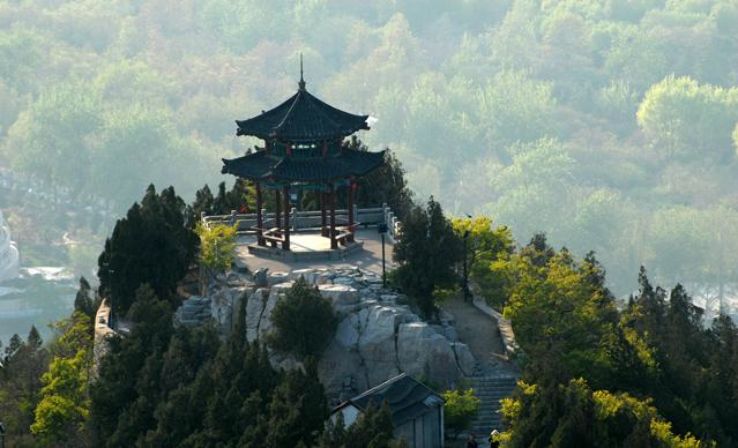 A scenic view of Thousand Buddha Mountain