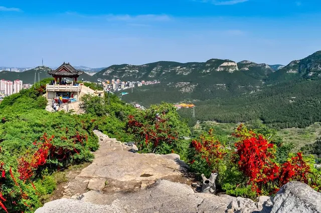 A scenic view of Thousand Buddha Mountain