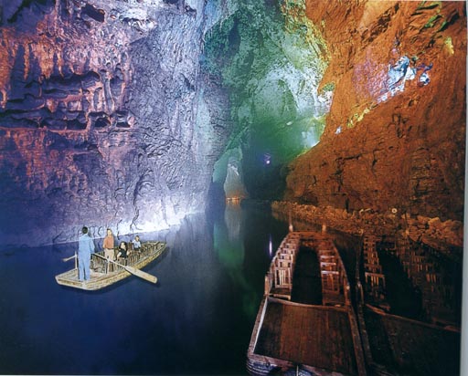A scenic view of tianquan cave