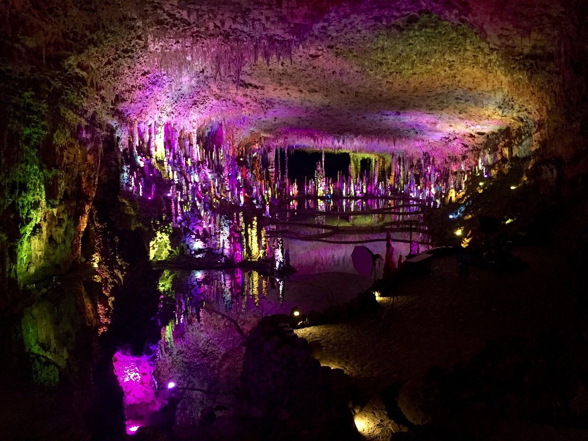 A scenic view of tianquan cave
