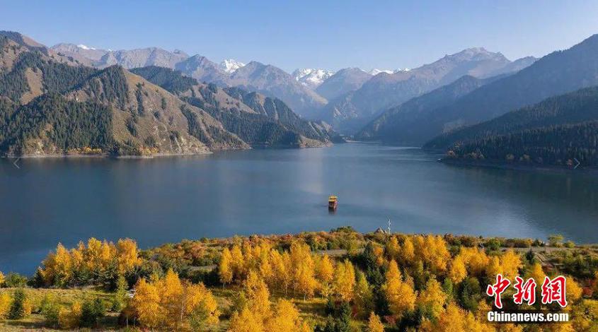 A scenic view of tianshan tianchi lake