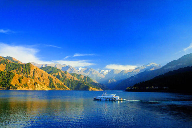 A scenic view of tianshan tianchi lake