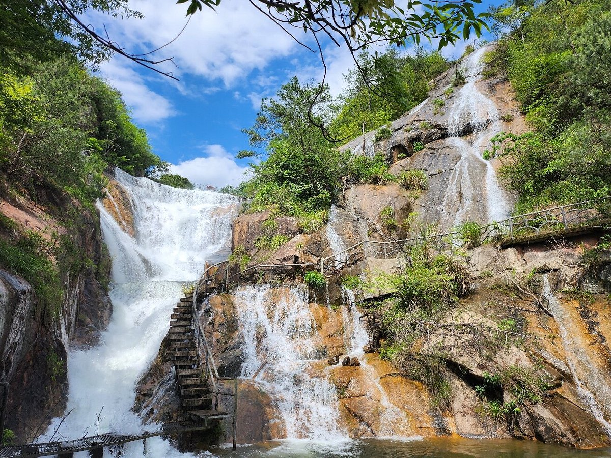 A scenic view of Tiantai An