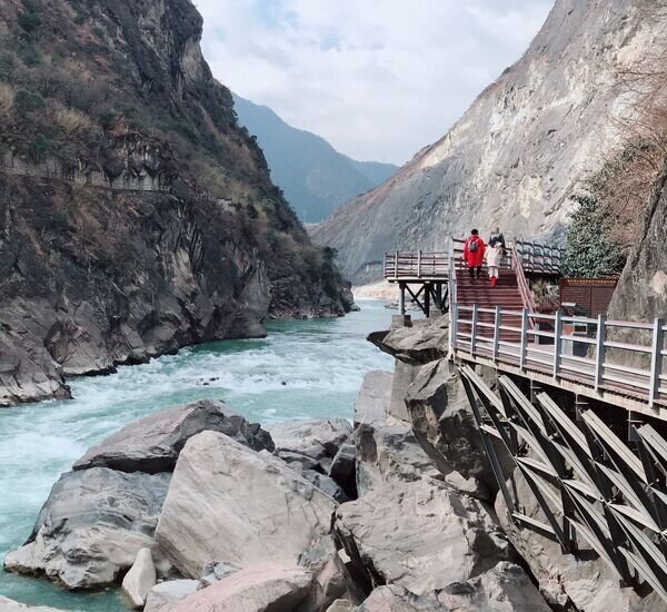 A scenic view of tiger leaping gorge