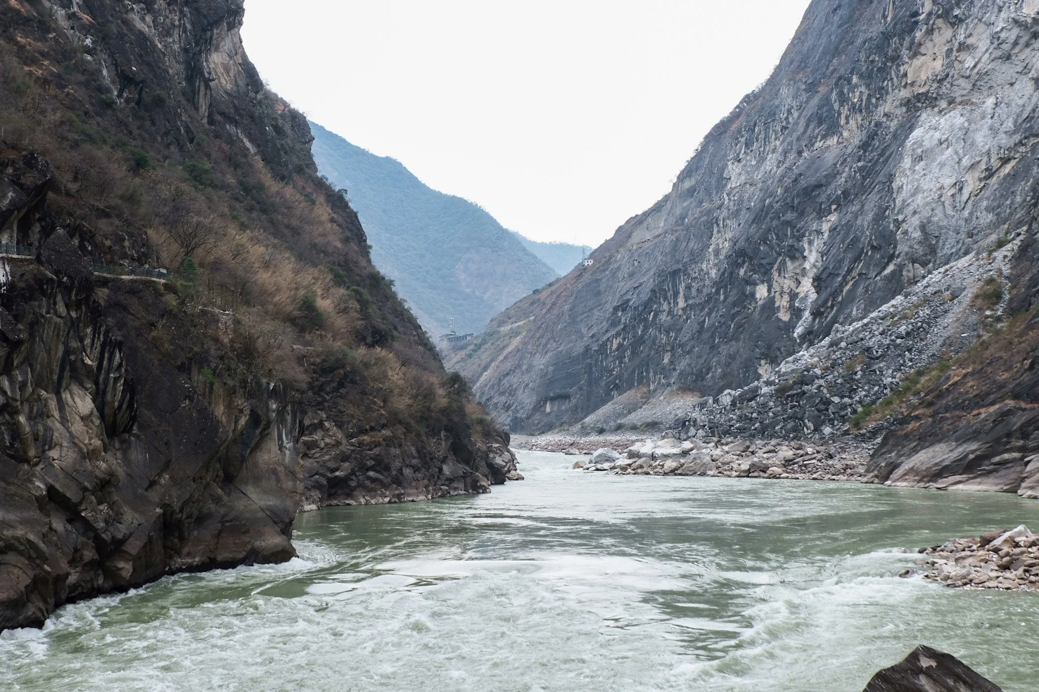 A scenic view of tiger leaping gorge