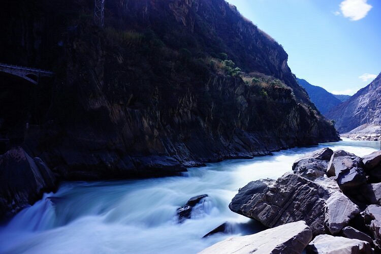A scenic view of tiger leaping gorge