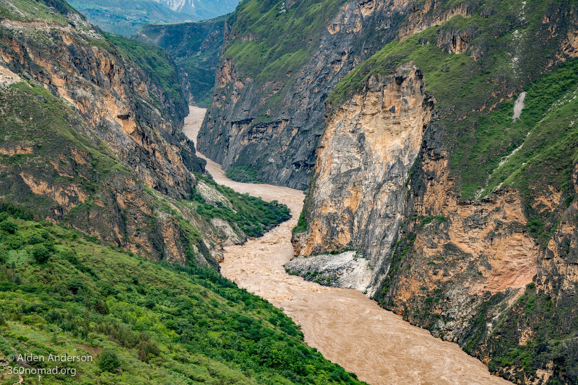 A scenic view of tiger leaping gorge