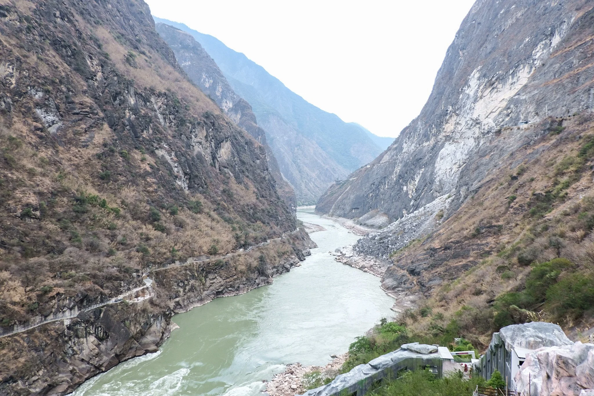 A scenic view of tiger leaping gorge