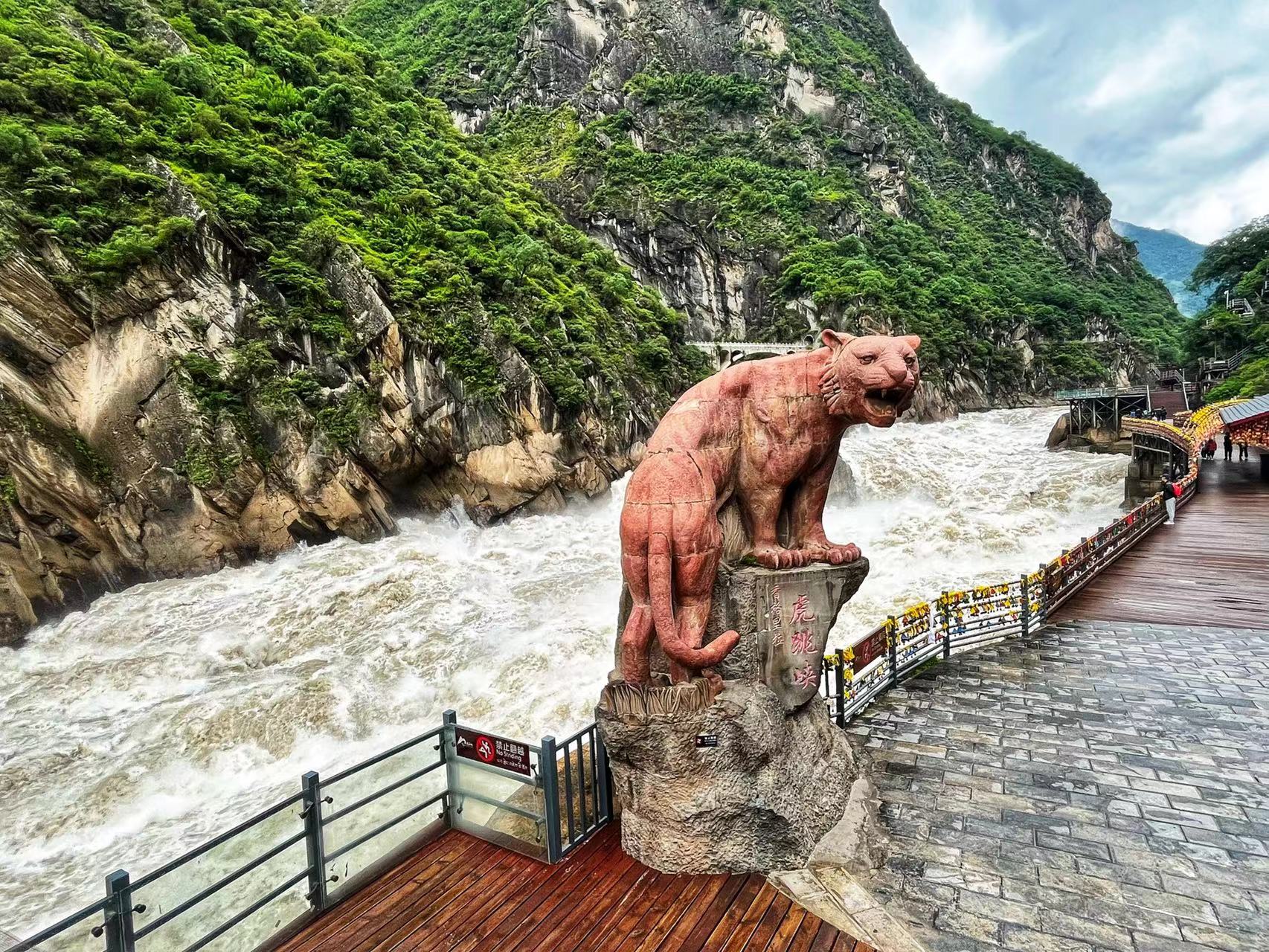 A scenic view of tiger leaping gorge