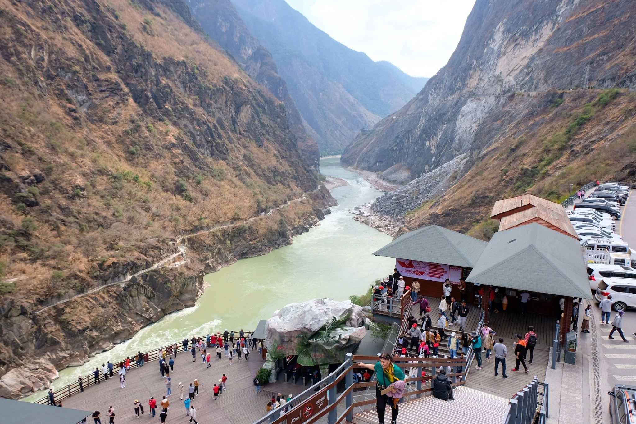 A scenic view of tiger leaping gorge