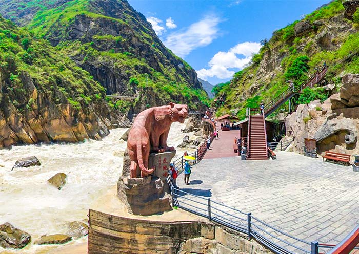 A scenic view of tiger leaping gorge