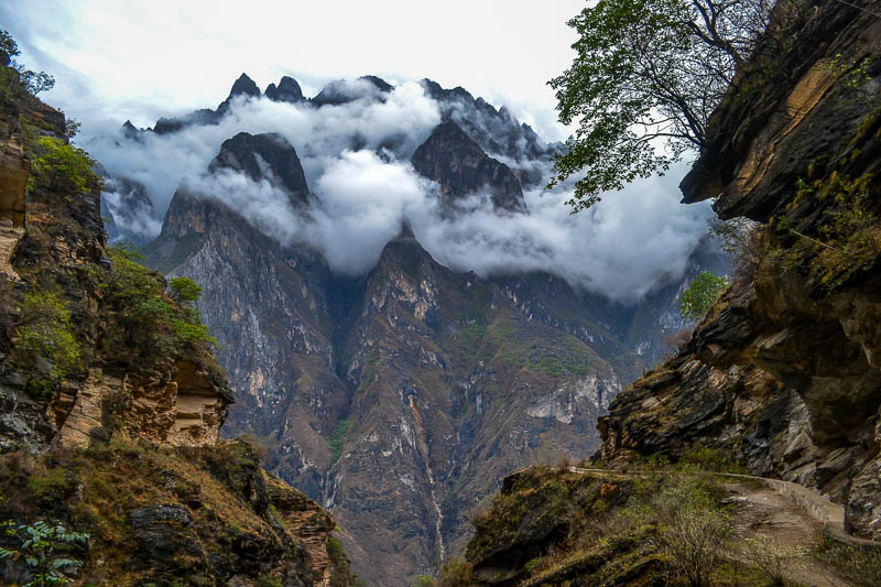 A scenic view of tiger leaping gorge