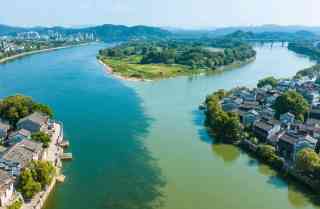 A scenic view of Tongtianyan Grottoes