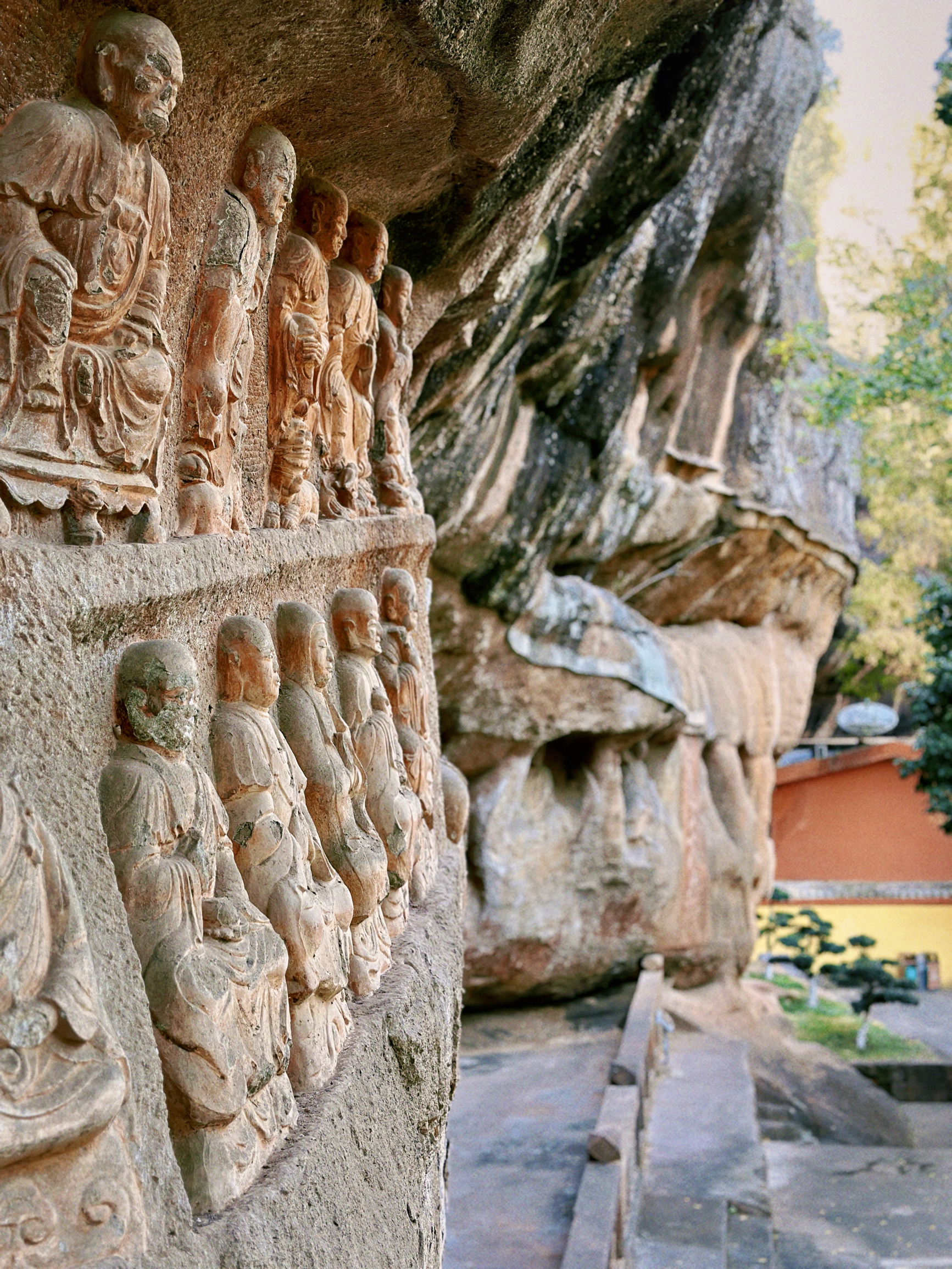 A scenic view of Tongtianyan Grottoes