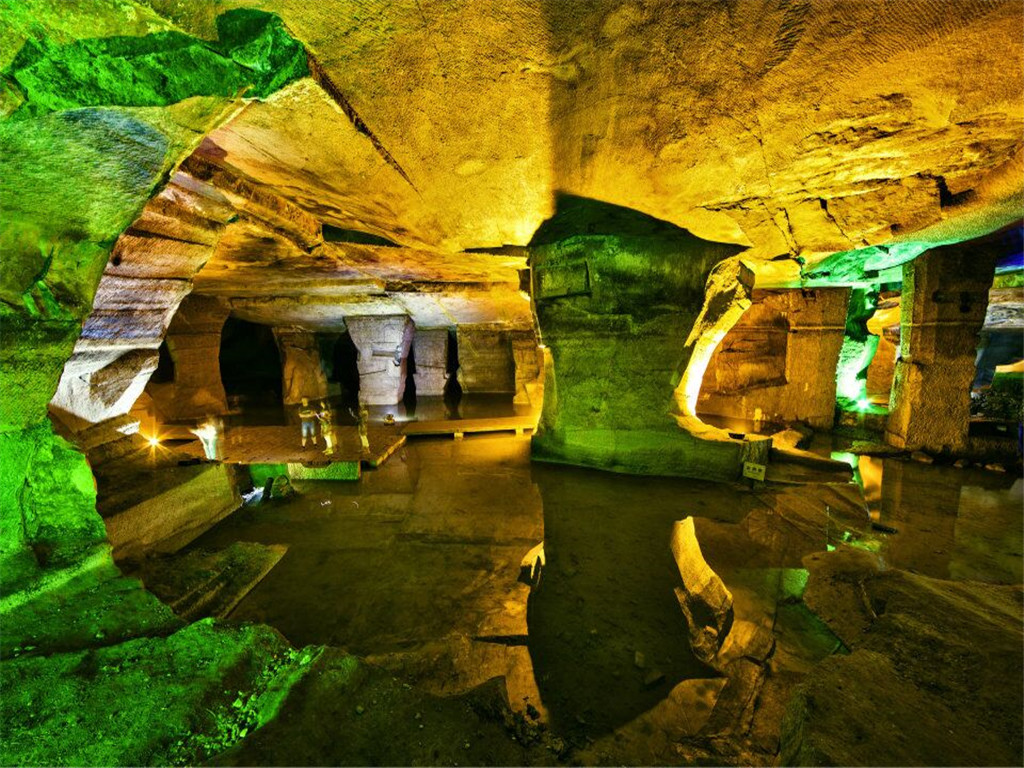 A scenic view of Tuoshan Grottoes