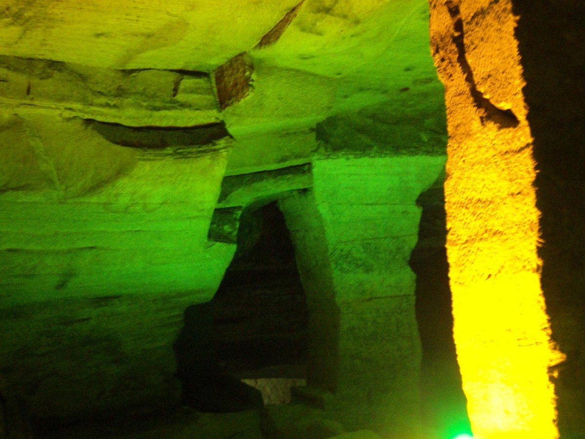 A scenic view of Tuoshan Grottoes