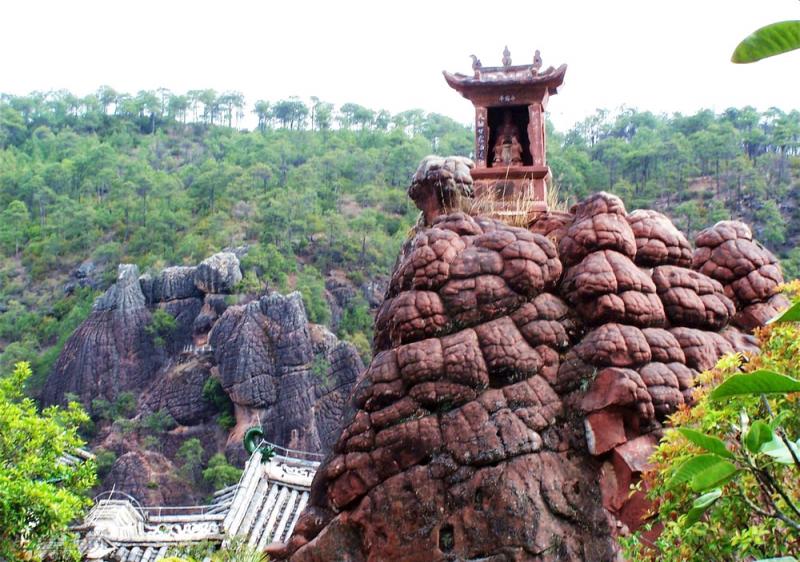 A scenic view of Tuoshan Grottoes