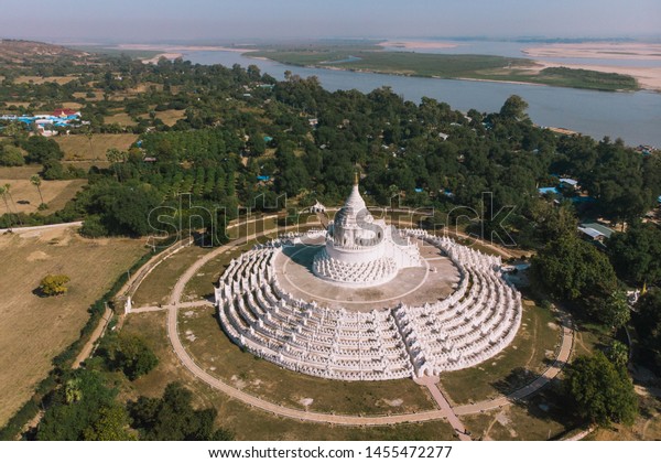 A scenic view of wanbu_huayanjing_pagoda_white_pagoda