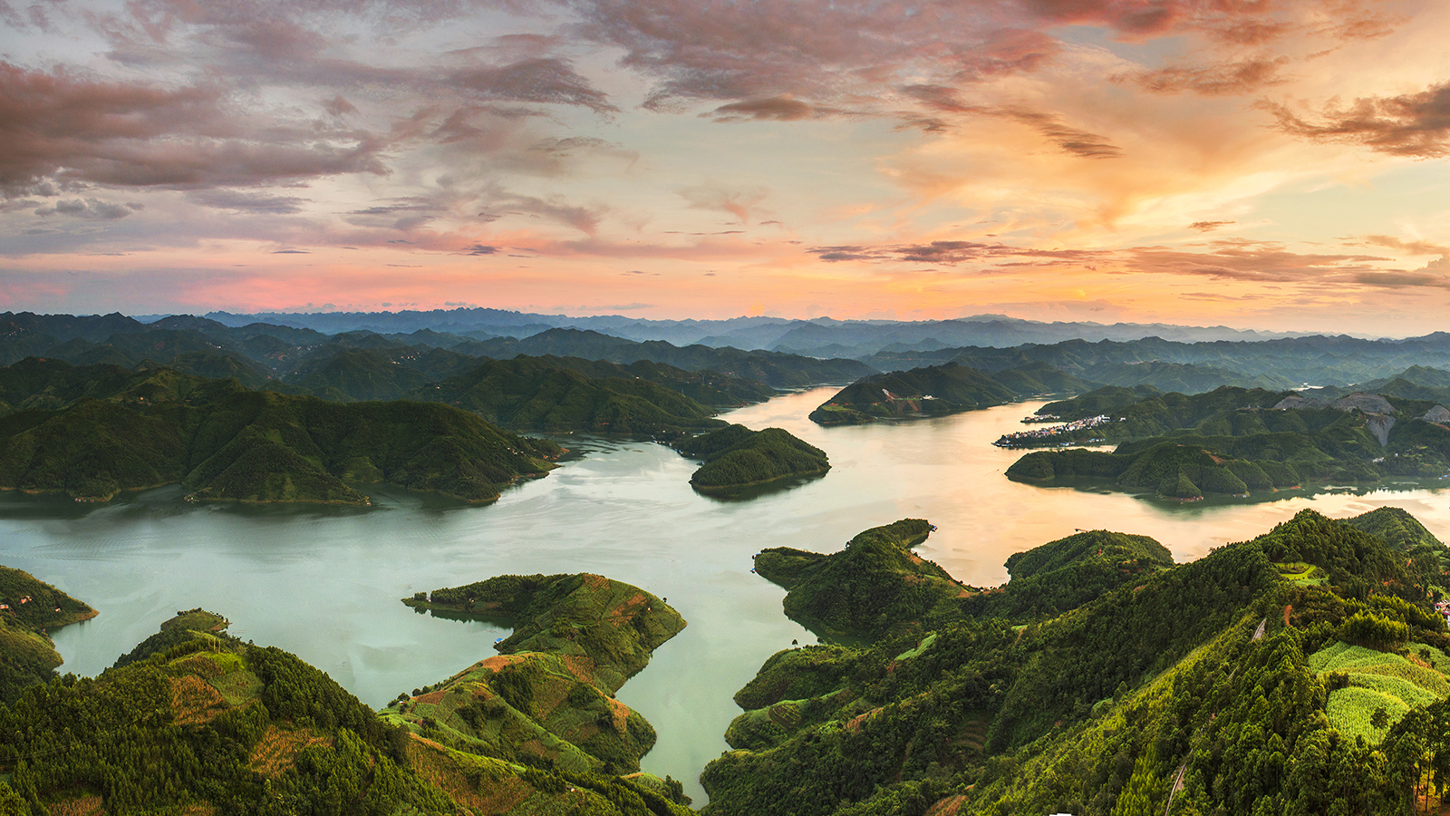 A scenic view of wanfeng lake