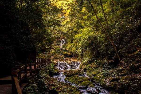 A scenic view of wansheng_heishan_valley