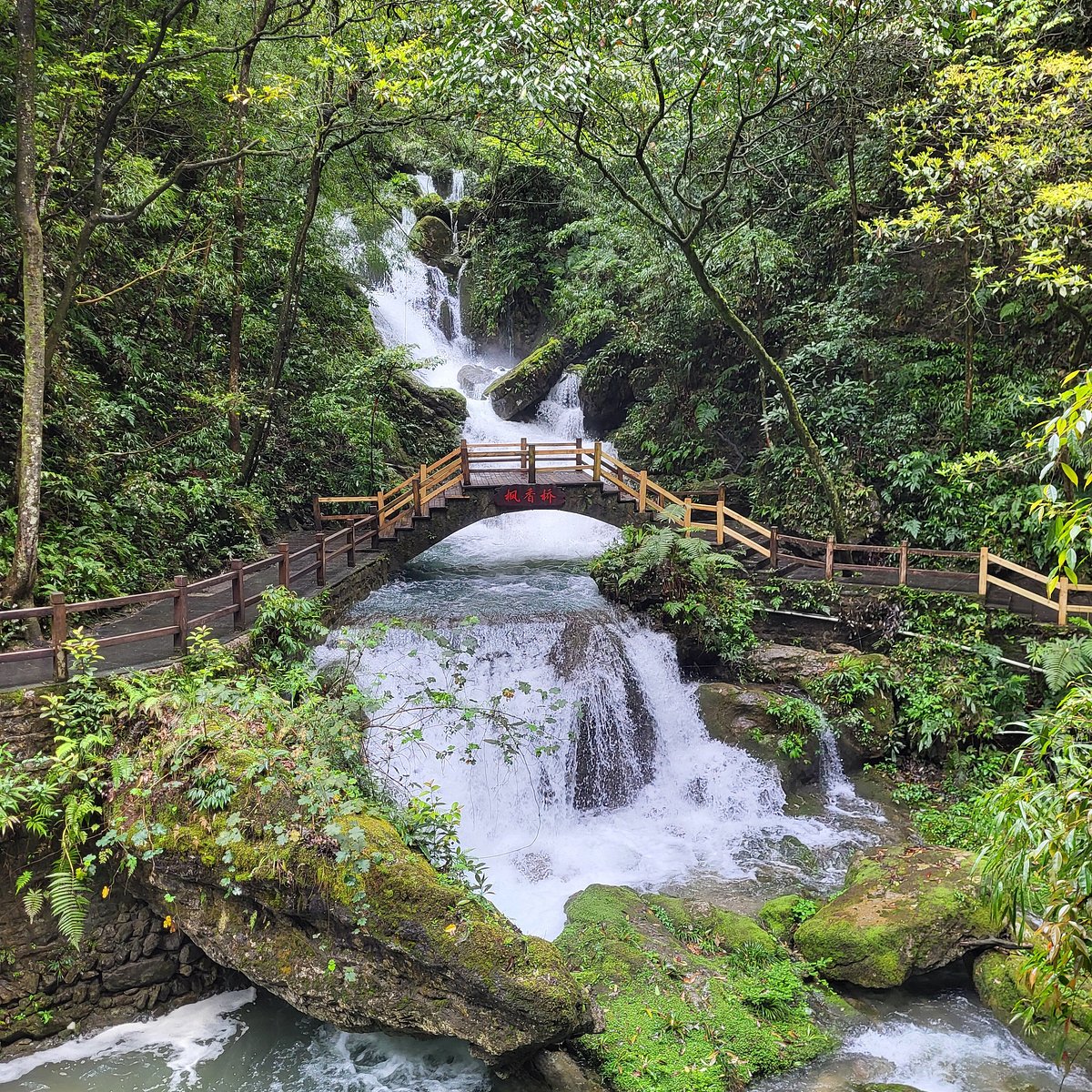 A scenic view of wansheng_heishan_valley