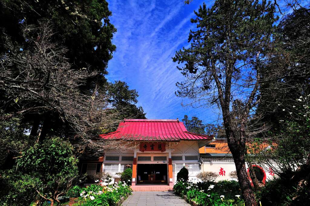 A scenic view of White Pagoda Of Ciyun Temple
