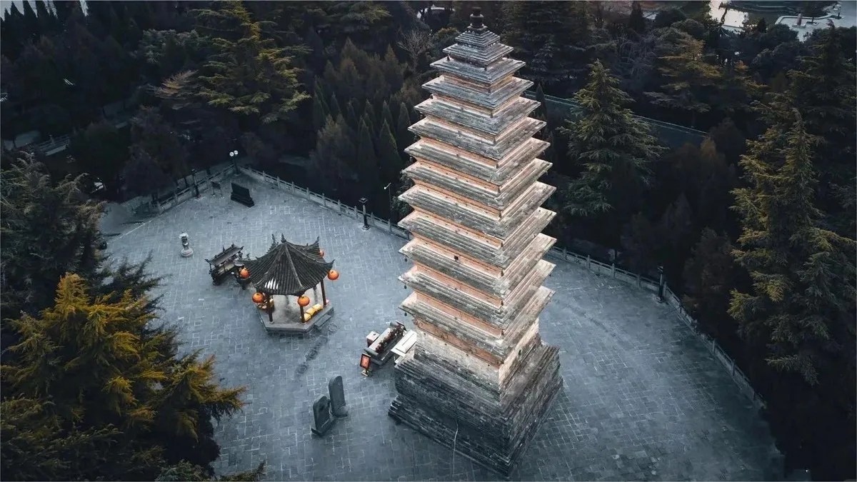 A scenic view of White Pagoda Of Ciyun Temple