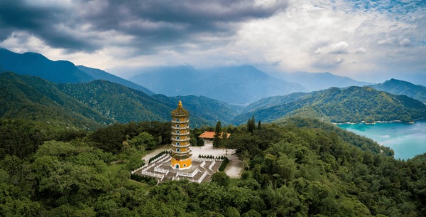 A scenic view of White Pagoda Of Ciyun Temple