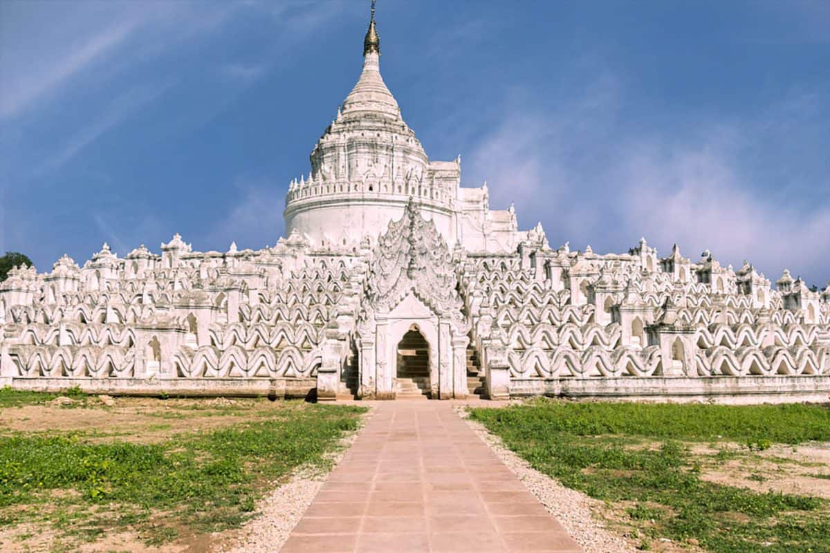 A scenic view of White Pagoda Of Ciyun Temple