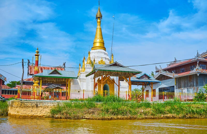 A scenic view of Wubian Temple White Pagoda