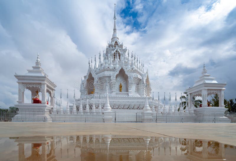 A scenic view of Wubian Temple White Pagoda