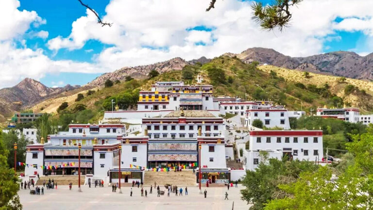 The Enchanting Beauty of Wudangzhao Monastery: A Must-Visit Destination in China