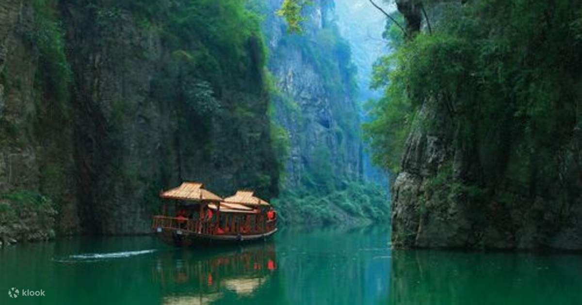 A scenic view of wushan_three_gorges