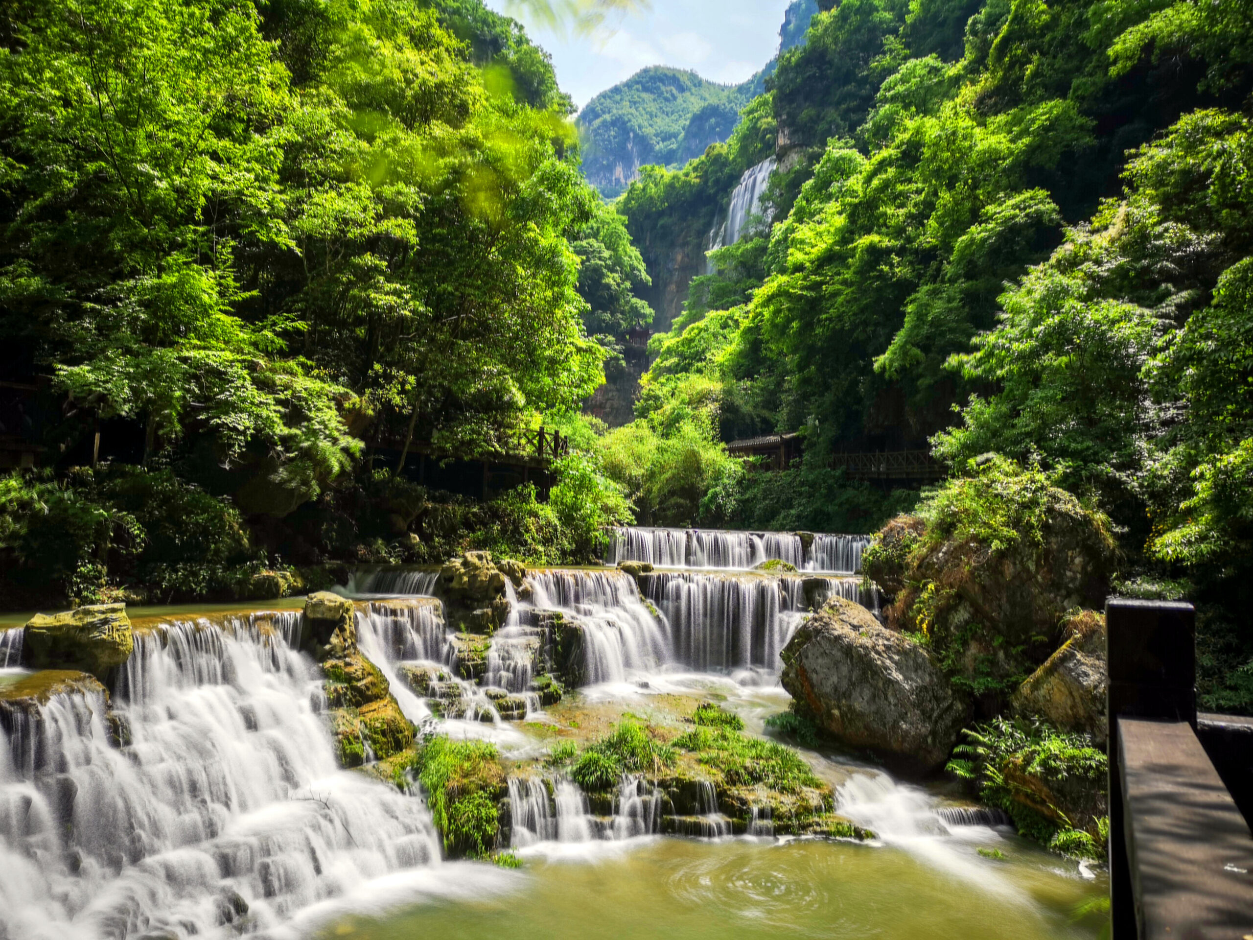 A scenic view of wushan_three_gorges