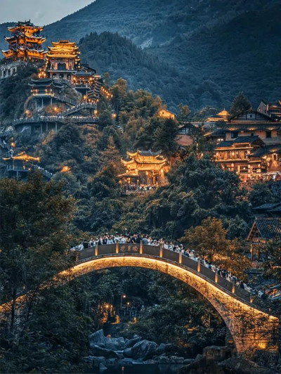 A scenic view of Xianren Dong And Diaotong Huan Ruins