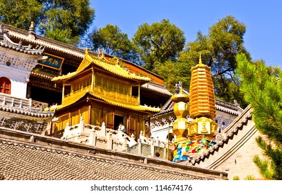 A scenic view of Xiantong Temple