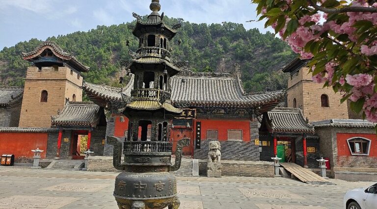 Experience Tranquility at Xuanzhong Temple: Your Guide to a Cultural Retreat