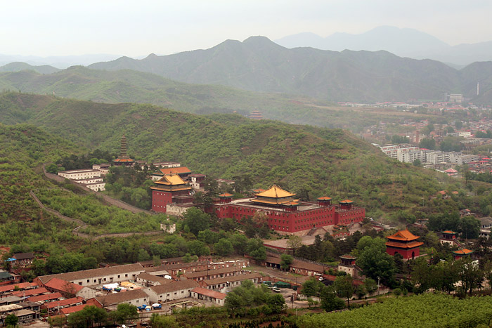 A scenic view of Xumi Fushou Temple