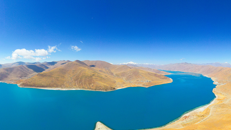 A scenic view of yamdrok lake