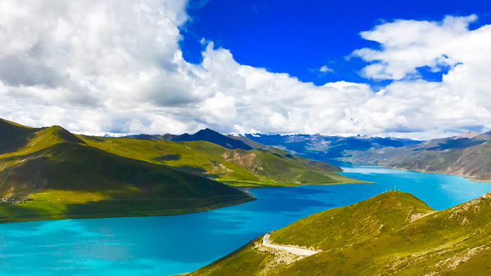 A scenic view of yamdrok lake