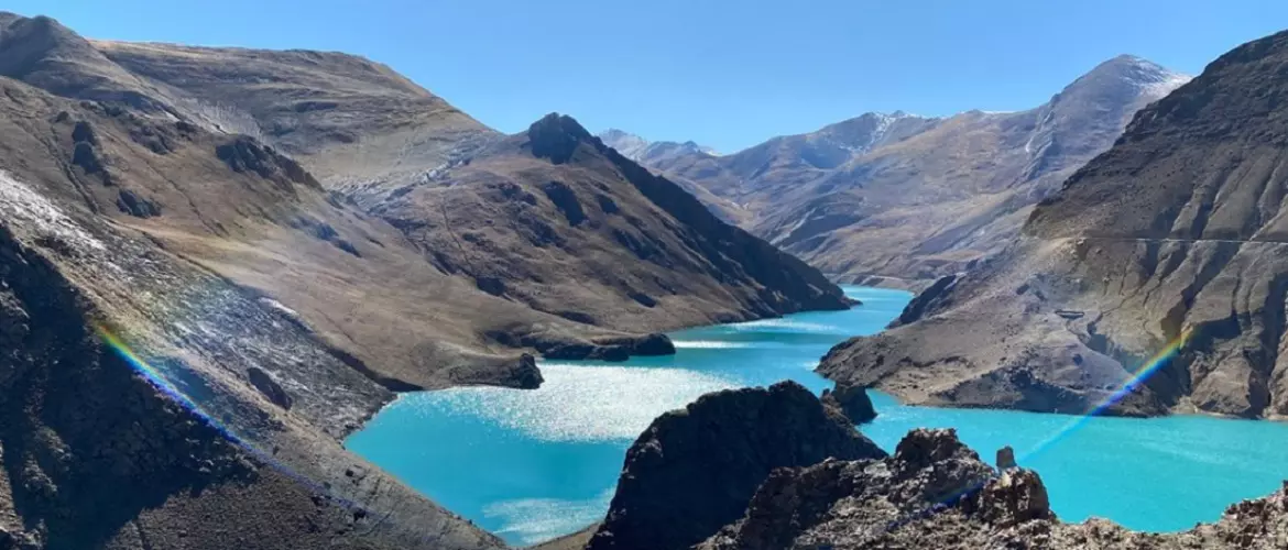 A scenic view of yamdrok lake