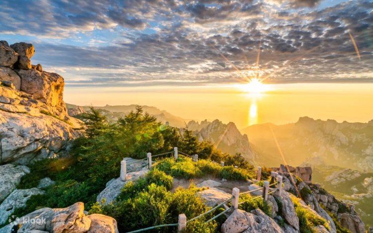 A scenic view of yanan_laoshan_national_forest_park_scenic_area