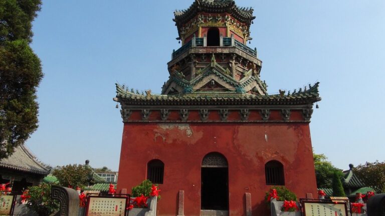 Yanqing Temple: A Must-Visit Destination for Culture Lovers and Nature Enthusiasts