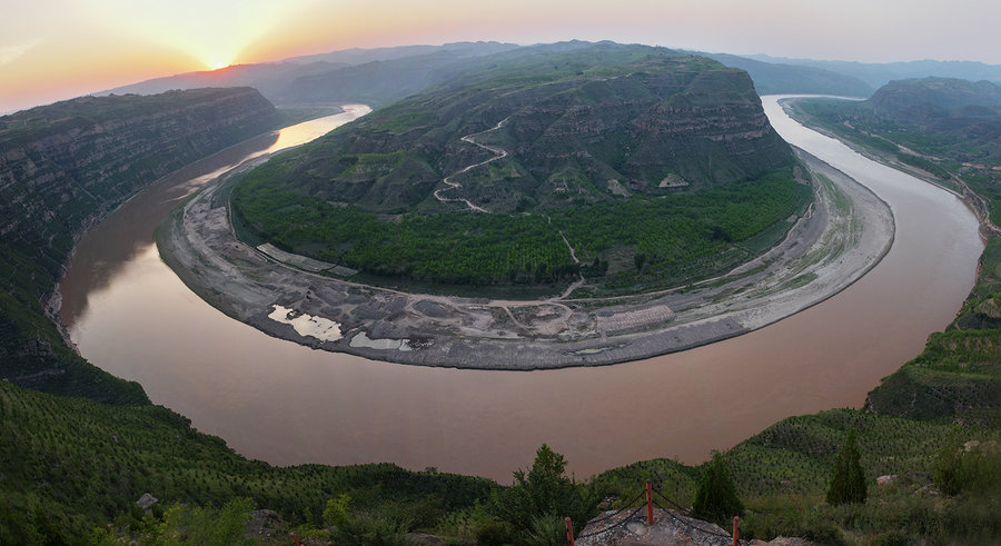 A scenic view of yellow_river_qiankun_bay_scenic_area
