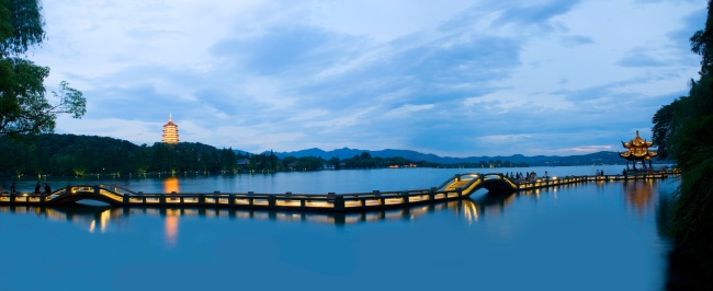 A scenic view of yingzhou west lake
