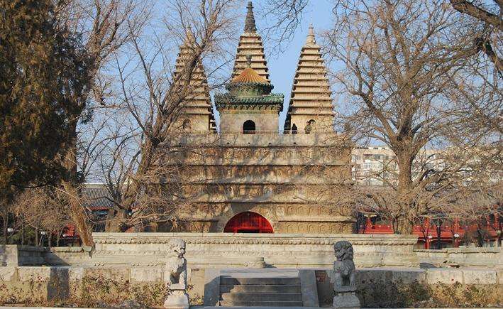 A scenic view of yunju_temple_and_stone_sutras